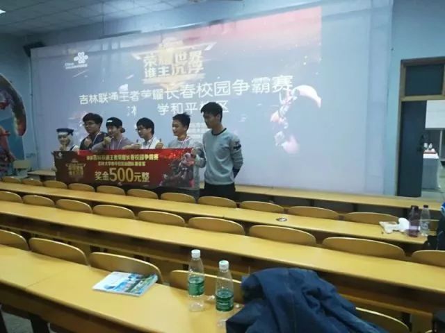只有胸部与
